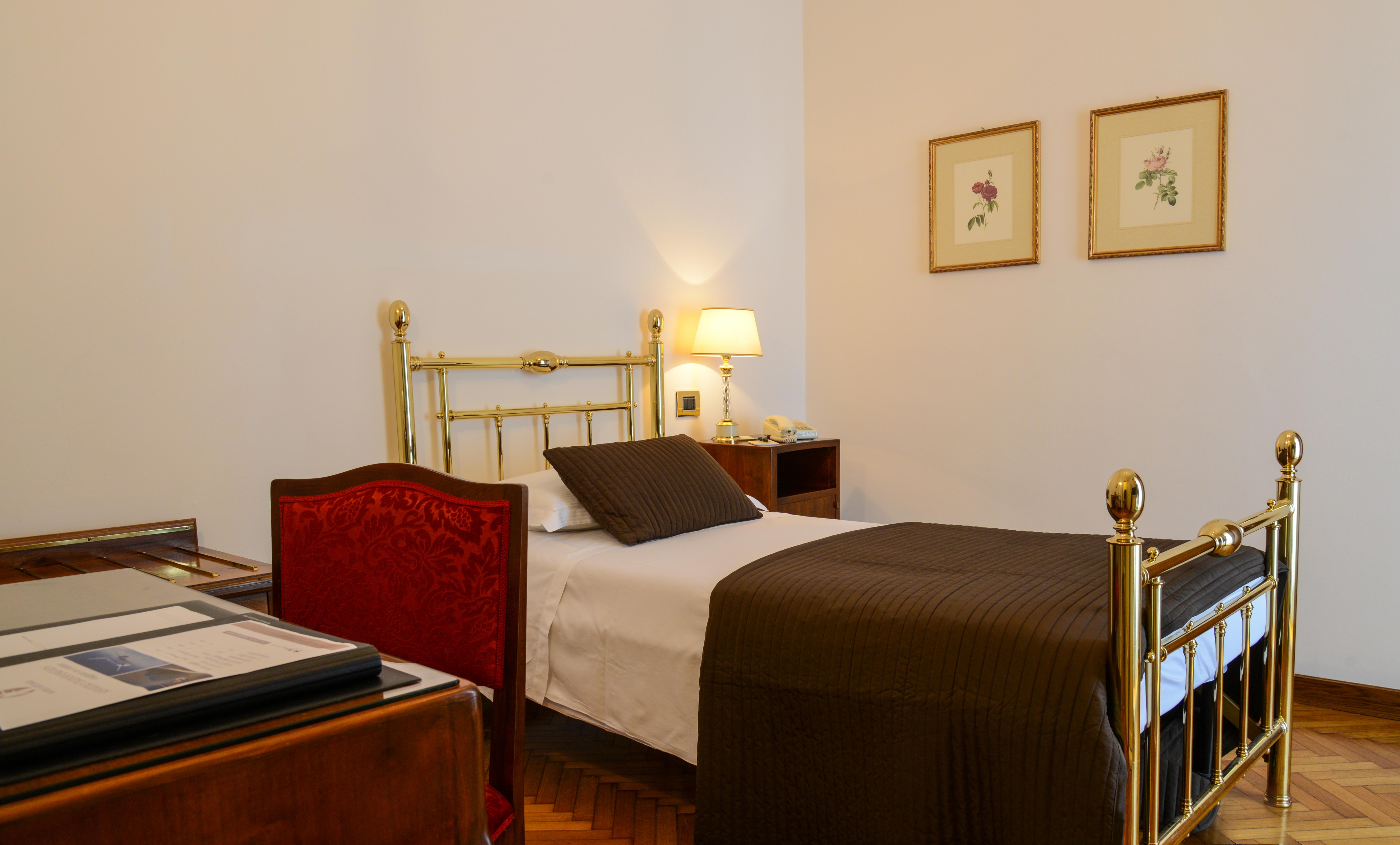 Hotel Vittoria Brescia Esterno foto A single room