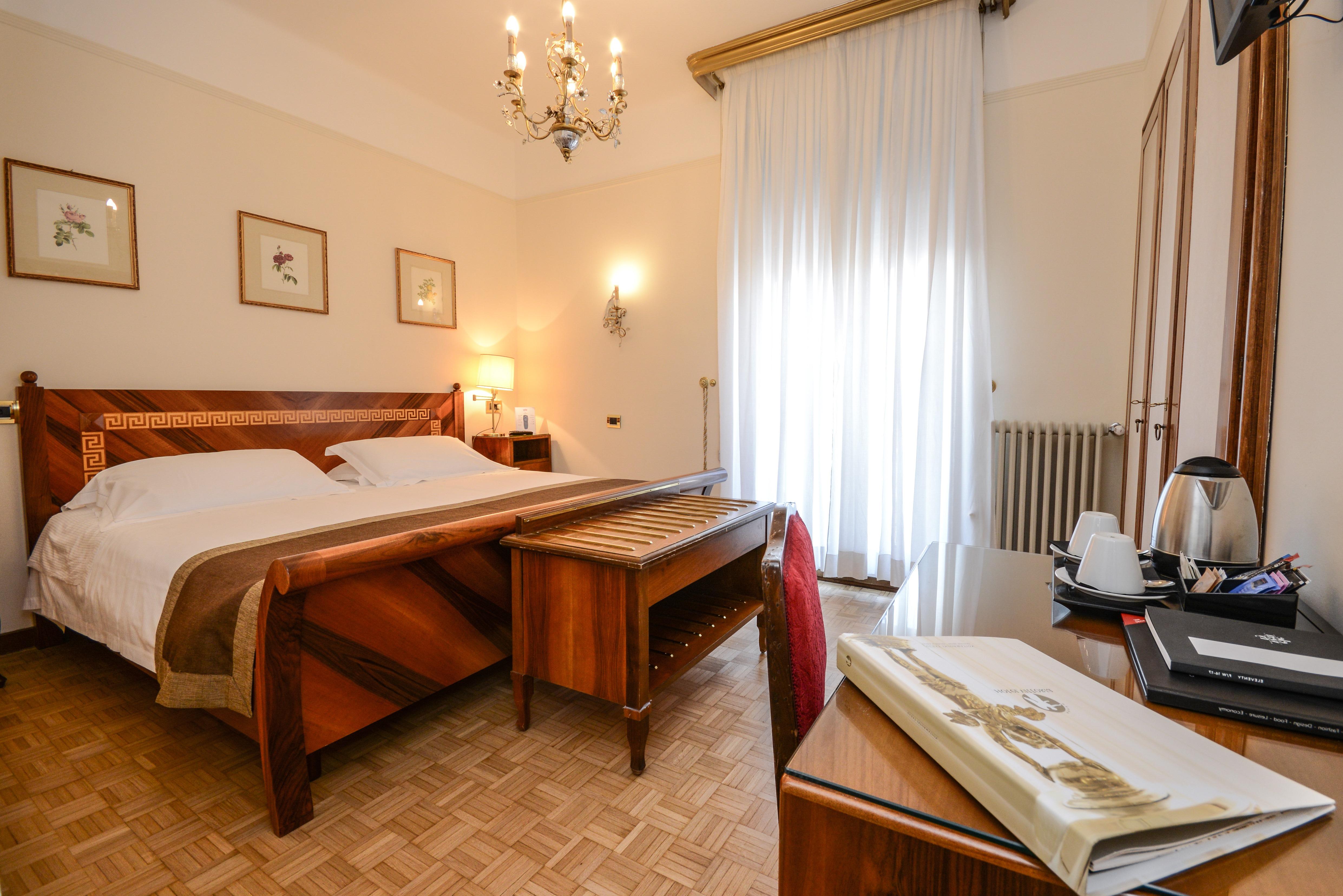 Hotel Vittoria Brescia Esterno foto A room at the hotel