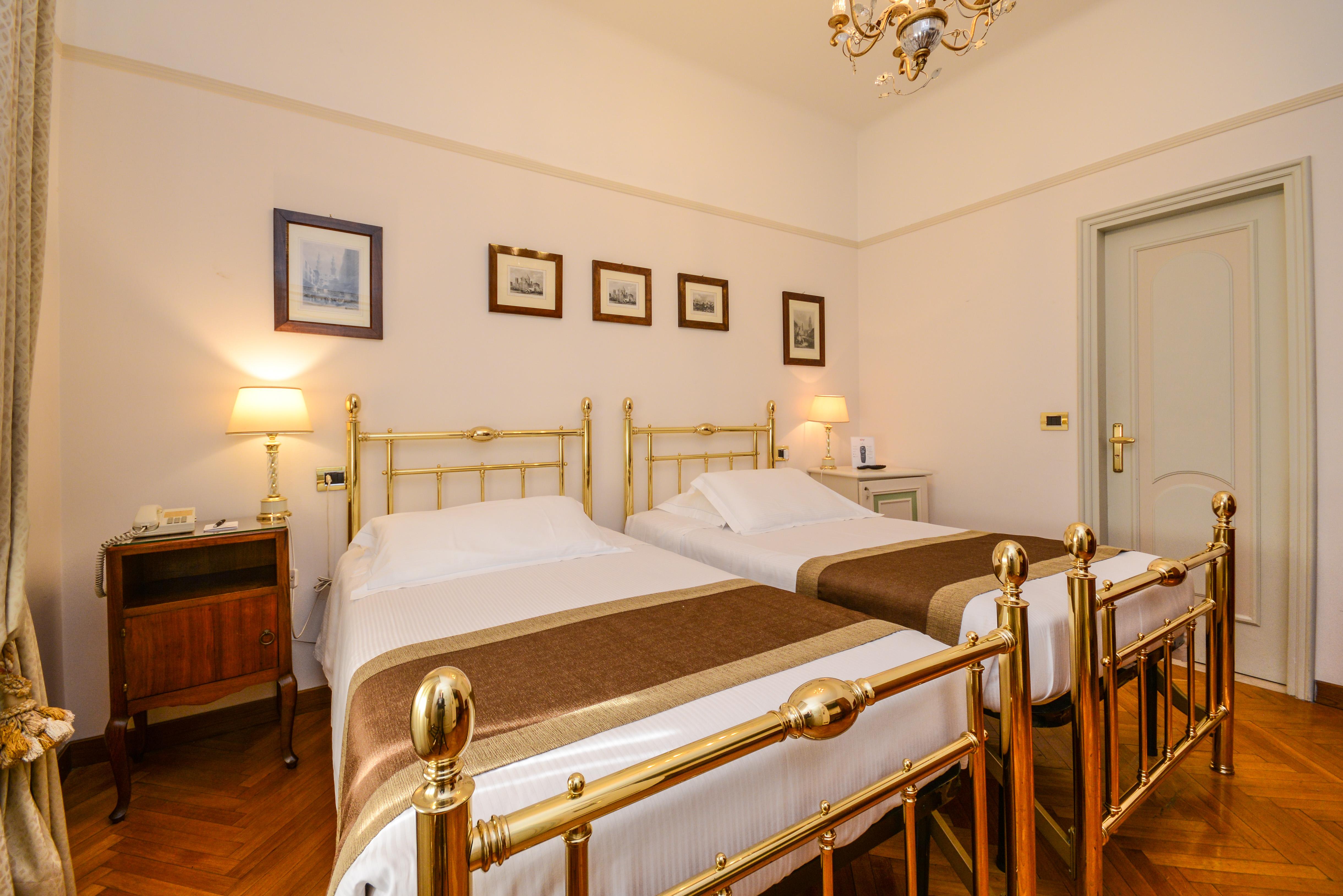 Hotel Vittoria Brescia Esterno foto A room at the hotel