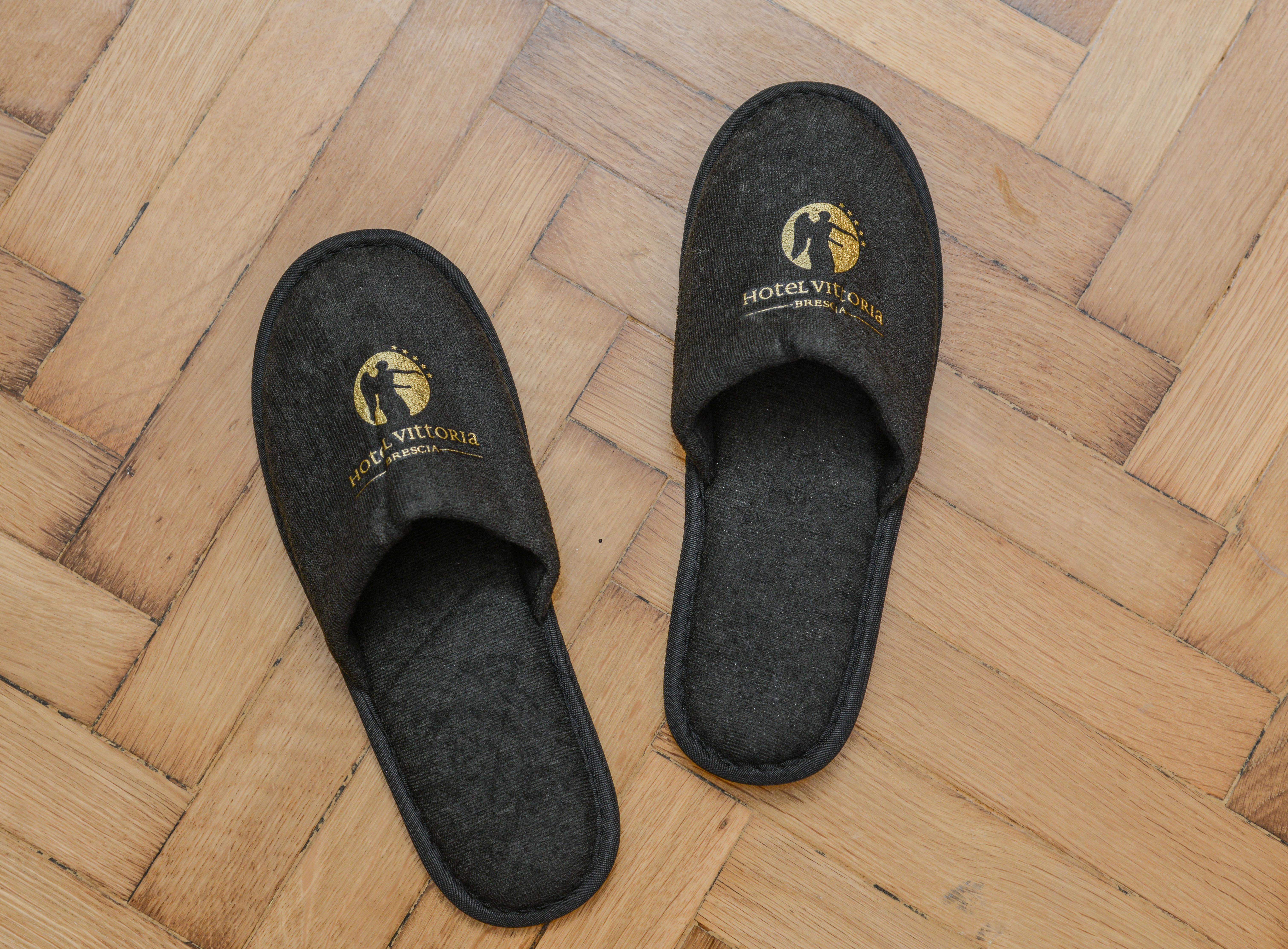 Hotel Vittoria Brescia Esterno foto A pair of hotel slippers