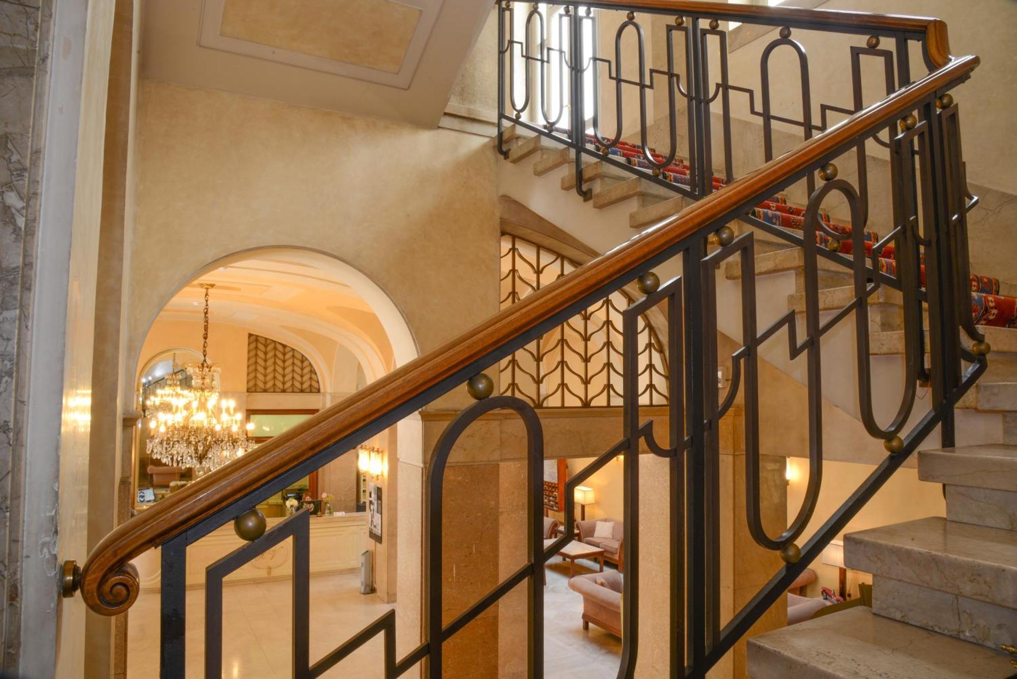 Hotel Vittoria Brescia Esterno foto A handrail