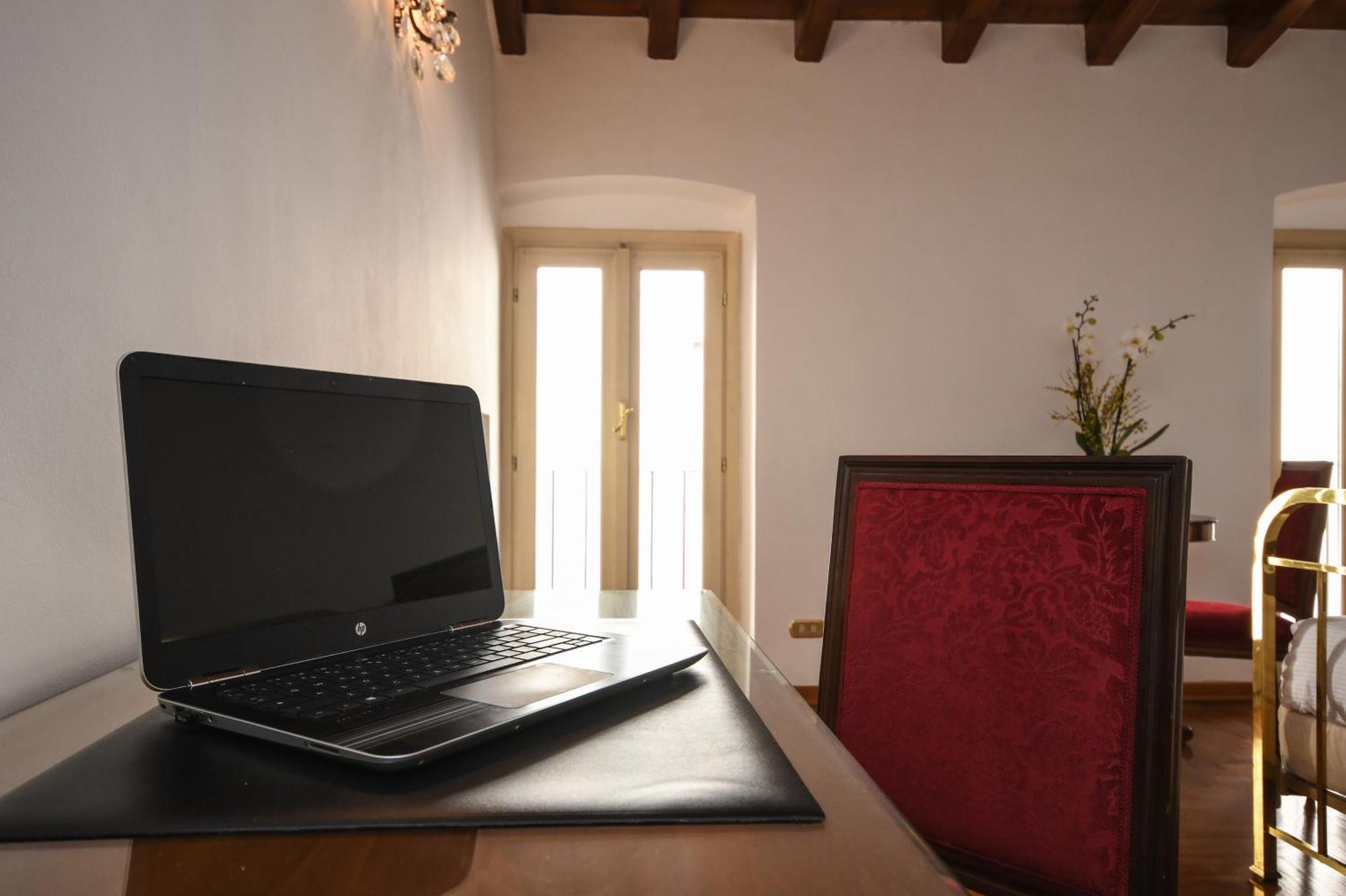 Hotel Vittoria Brescia Esterno foto A laptop on a desk