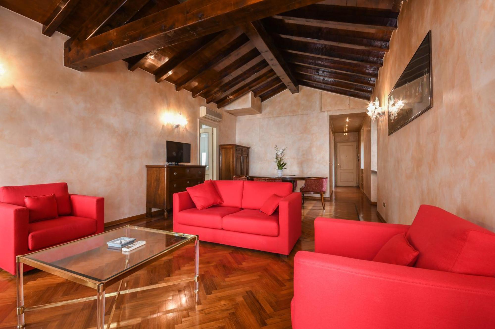 Hotel Vittoria Brescia Esterno foto A living room in a suite at the Hotel Excelsior